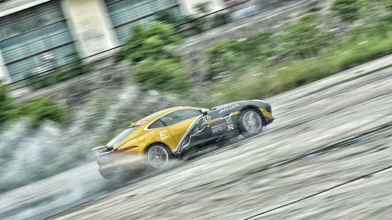 新捷豹f-type海外试驾,试驾捷豹f-type2024款