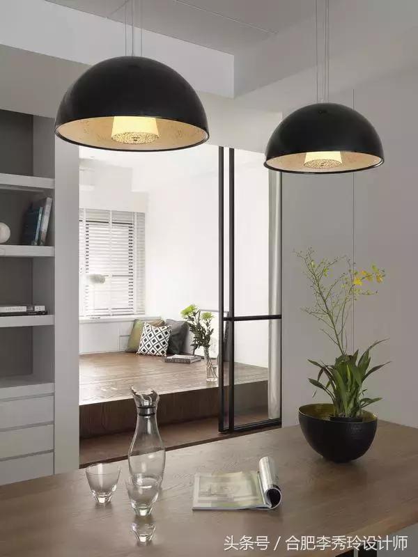 把阳台改成小卧室榻榻米,房子不大但能容得下一家老小