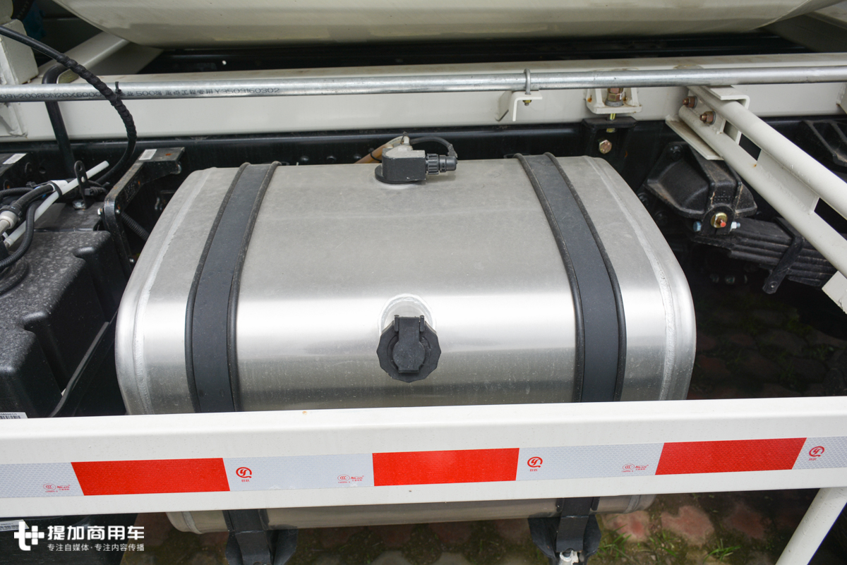 轻卡蓝牌搅拌车,商用混凝土搅拌车多少钱一台