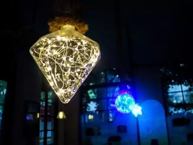 超级玛丽溜进了咖啡馆，扬言不服来战！