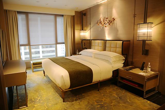 白天去逛迪斯尼,晚上香槟泡泡浴,女孩子去香港应该这么玩