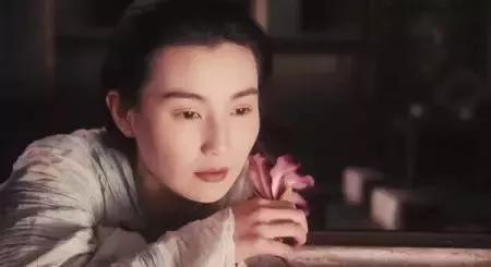 港姐70年:从豪门儿媳,到街边站台,背后是香港经济的大洗牌