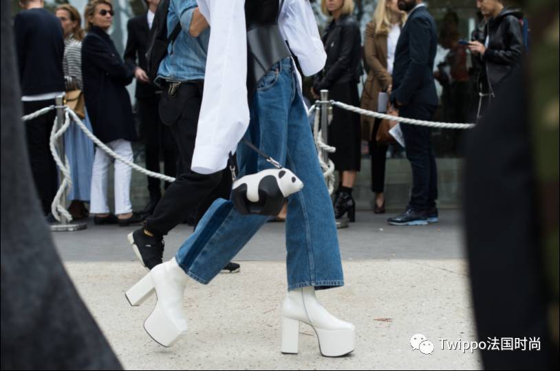 现在还流行挎肩包吗,现在流行手提包还是链条包