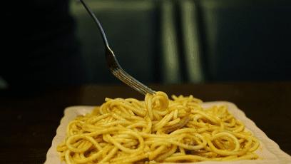 喵~铲屎官注意，郑州东区这家小店各种萌喵环绕，桌上披萨有料！