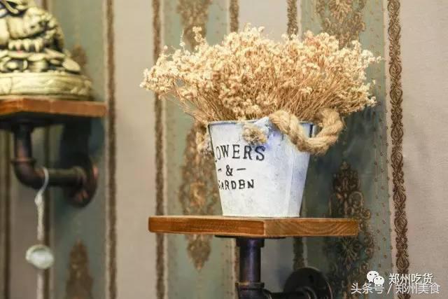 喵~铲屎官注意，郑州东区这家小店各种萌喵环绕，桌上披萨有料！