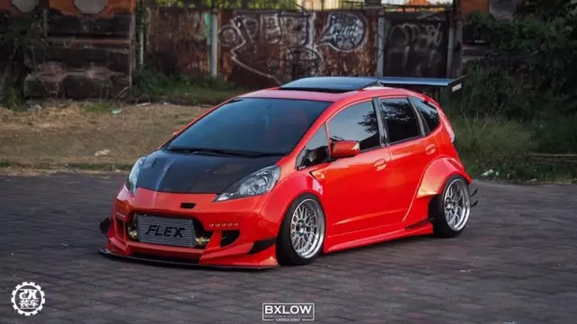 为了装上心仪轮毂换成五孔轴头，这辆爆改宽体的涡轮飞度真帅！