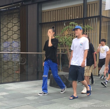 陈冠希陪秦舒培,陈冠希携秦舒培现身日本街道