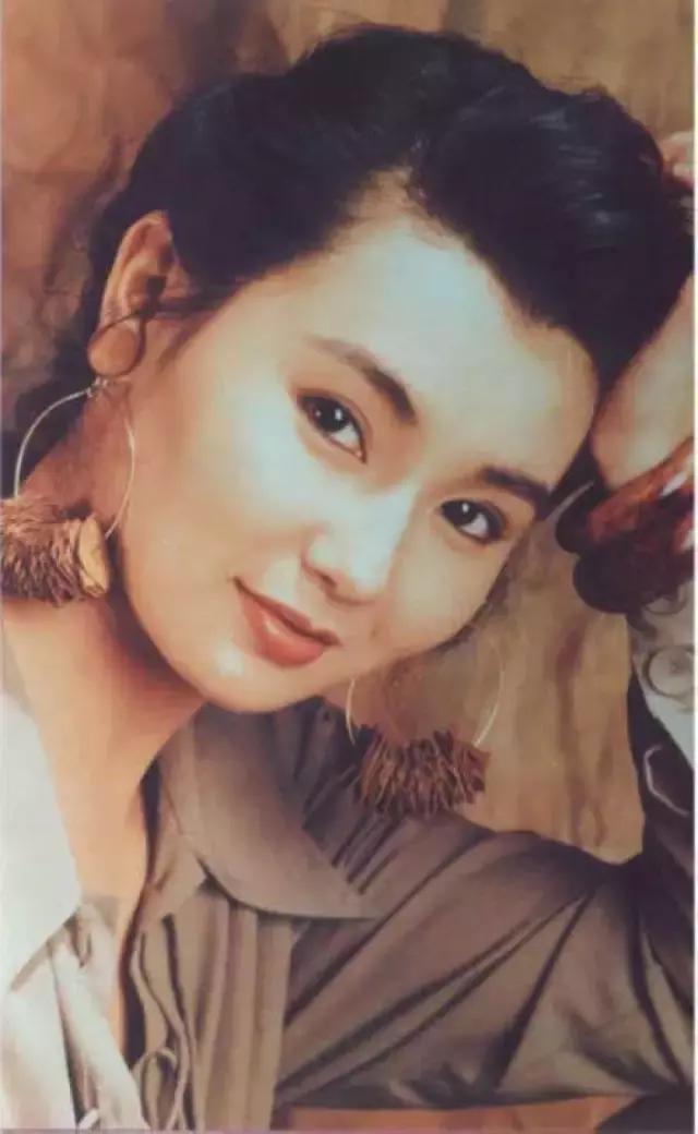 港姐70年:从豪门儿媳,到街边站台,背后是香港经济的大洗牌