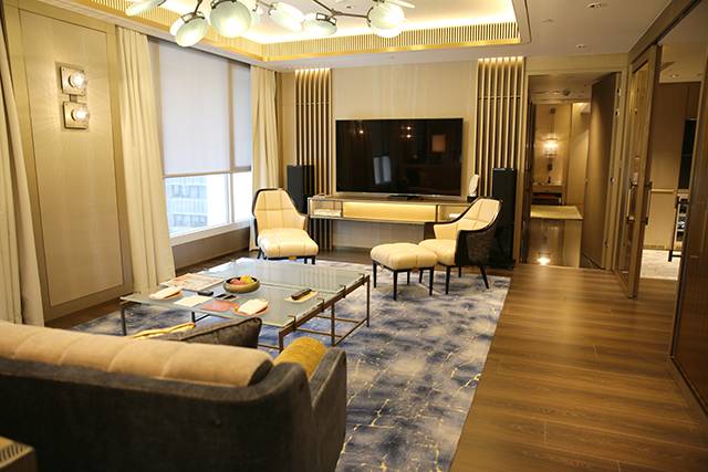 白天去逛迪斯尼,晚上香槟泡泡浴,女孩子去香港应该这么玩