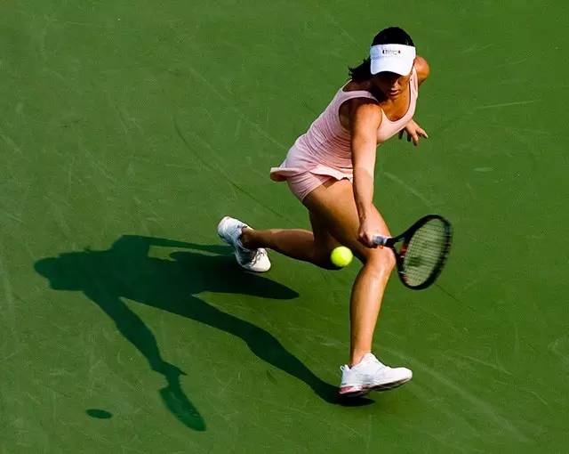 网球保护胳膊的防护套,网球运动中常见的运动损伤与防护