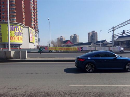 长春亚泰大街天桥挂惊悚标语“地狱无门翻栏杆”引争议