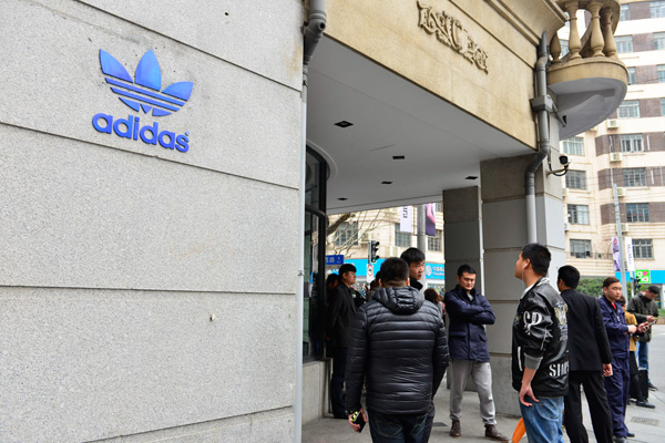 阿迪达斯鞋大降价,阿迪耐克全线降价