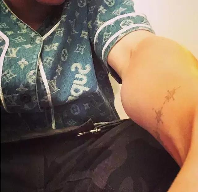 supreme lv联名的红色帽衫照片 (nike lv supreme三方联名)