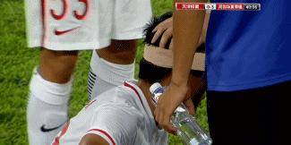 中超球员野蛮踢人引英媒关注调侃:空手道式爆头适合科斯塔去踢