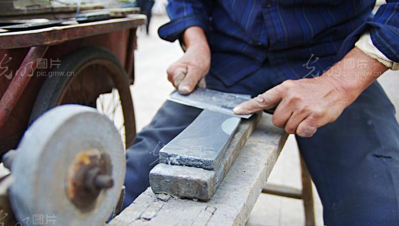 即将消失的手艺——磨剪子铲菜刀