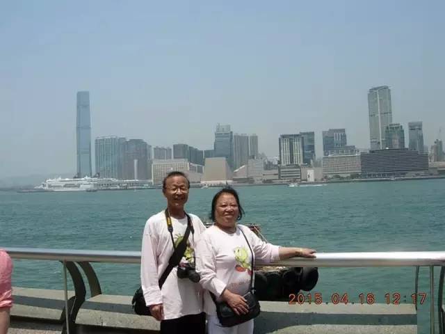 老爷子陪老伴穷游,带着老伴穷游