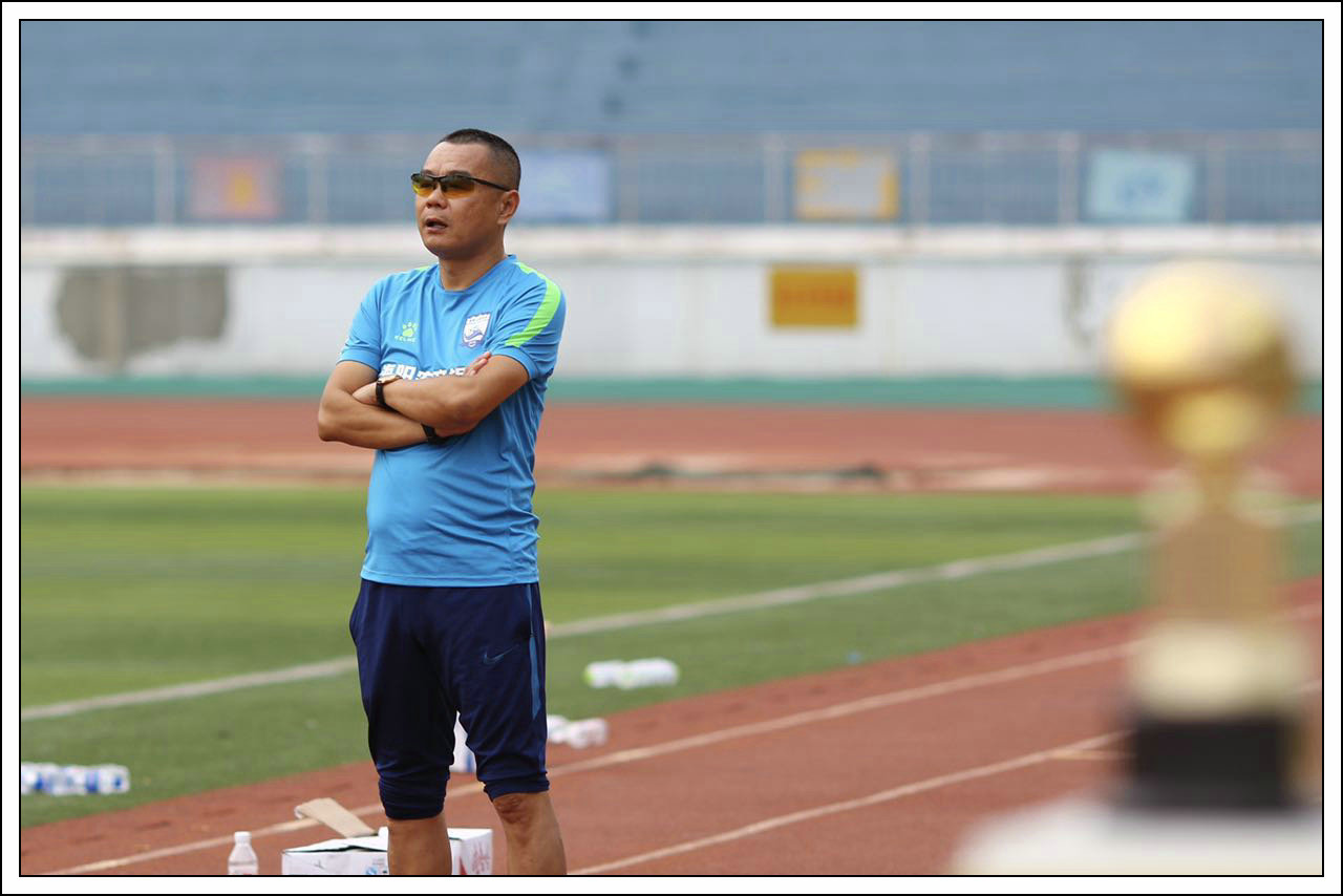 绿茵上追梦,绿茵场上的追梦人