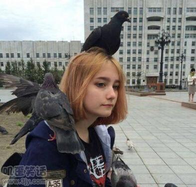 同桌上课玩手机，被政教老师抓住