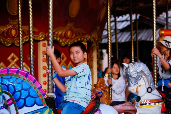 历史底蕴与现代繁华在此交融,历史与现代并存的城市