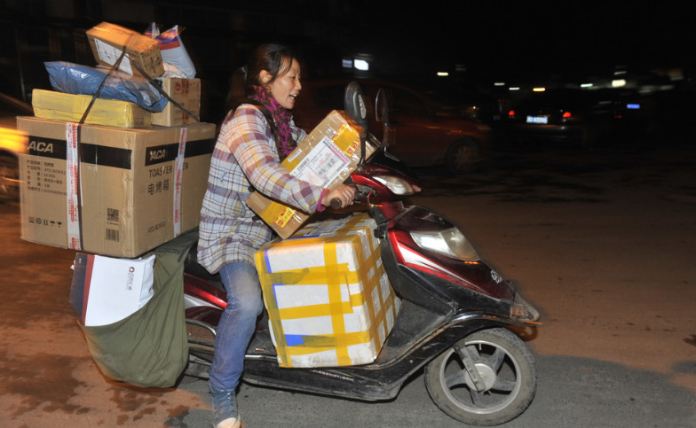 大学生在顺丰当快递员值得吗,一个月到底能挣多少工资?