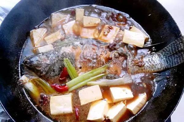 家常炖鱼最正确的方法,炖鱼时不用水炖用它鱼肉鲜嫩不老