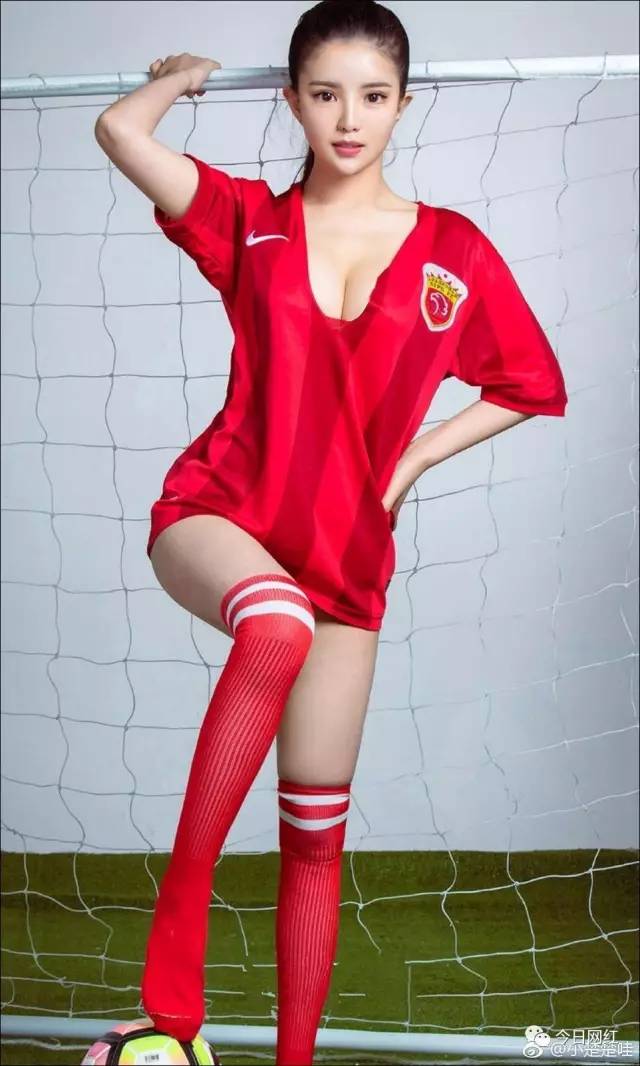 年入百万,樱花公益女神,“楚楚”动人的足球宝贝