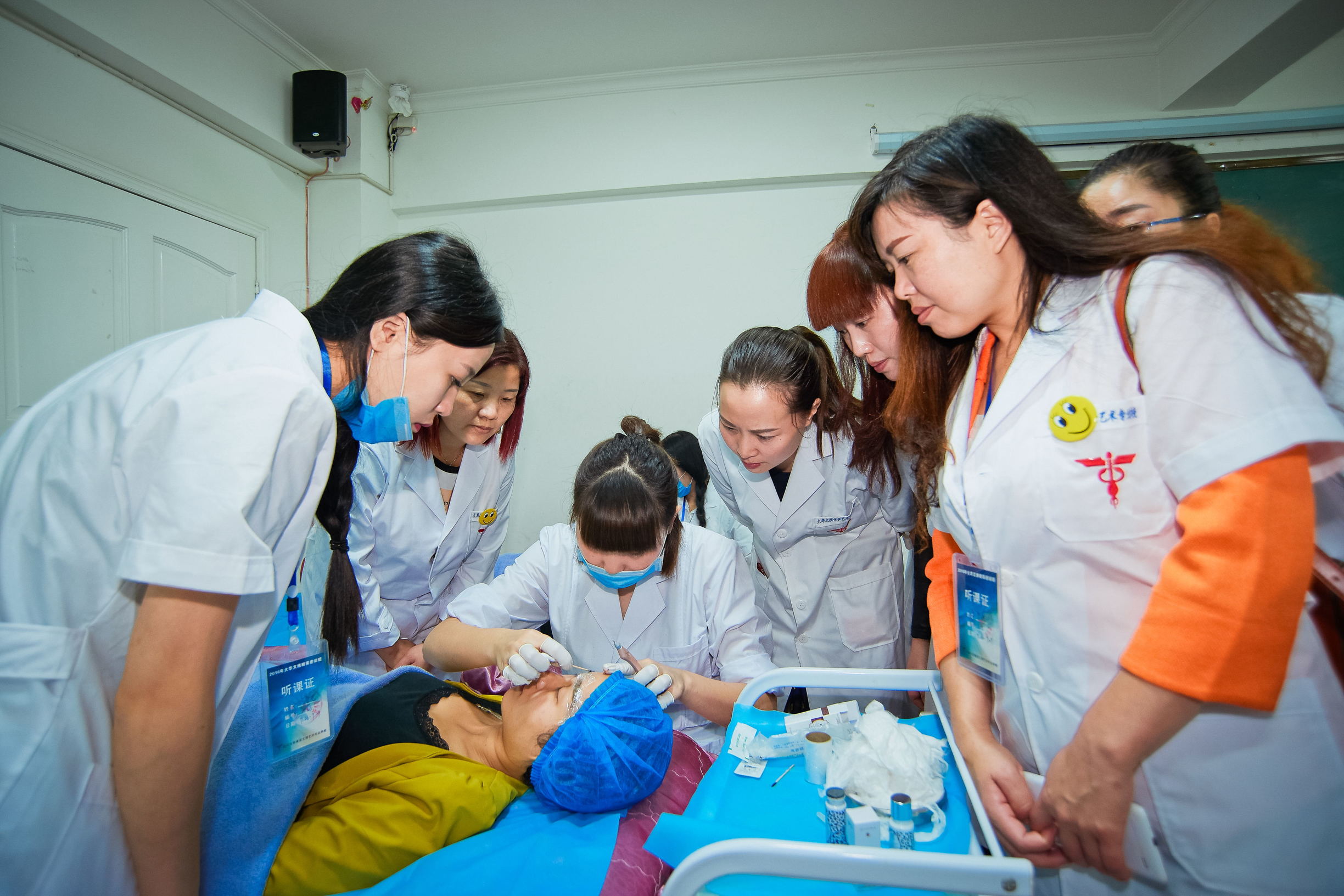 纹绣师用的是碘伏消毒还是酒精,纹绣师消毒与卫生观念