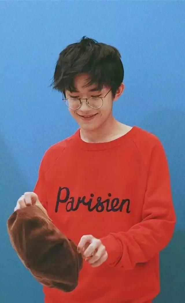 易烊千玺最新时尚封面,16岁易烊千玺直播回放