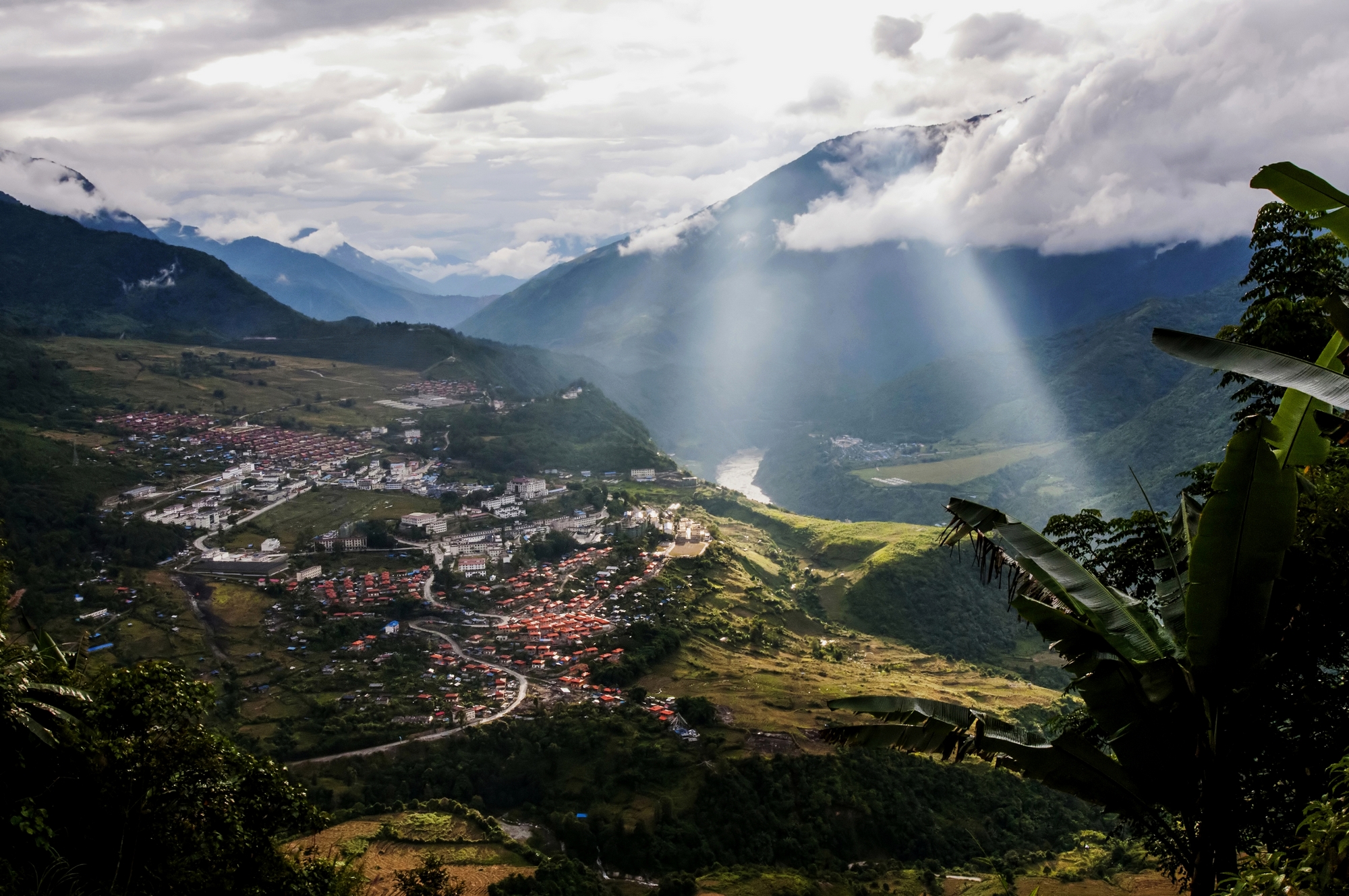 靠近喜马拉雅山脉的印度城市,印度喜马拉雅山下的小镇