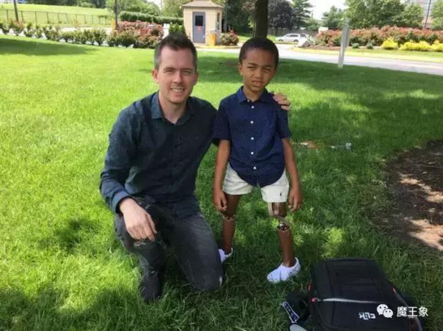 如果文化艺术能暖心善举，那病残儿童就能化身超级英雄！