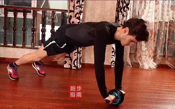 女性在家运动健身,在家做的健身运动