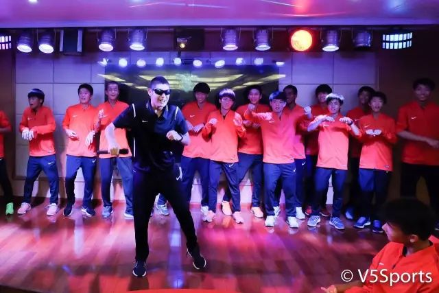 嗨翻天！亚洲足球小将夜游江城六国少年才华横溢