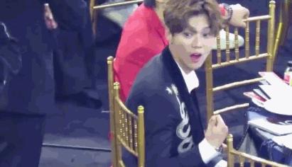 赵丽颖芭莎慈善夜吃东西,芭莎慈善夜赵丽颖大口进食不做作