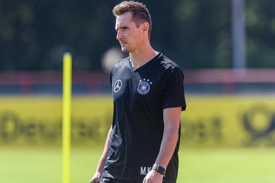 克洛泽单场五球,克洛泽说诺伊尔可以踢前锋