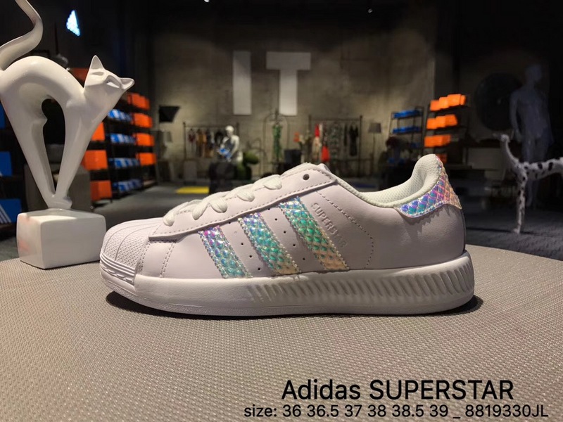 adidas贝壳头小麦,adidas三叶草贝壳头红蓝绿
