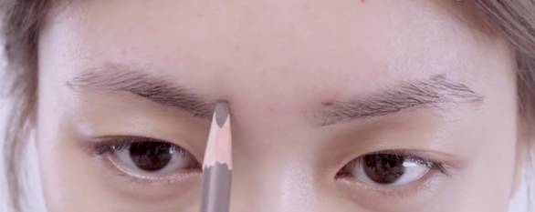 女生修眉教程初学者圆脸,自己在家修眉新手修眉最简单方法