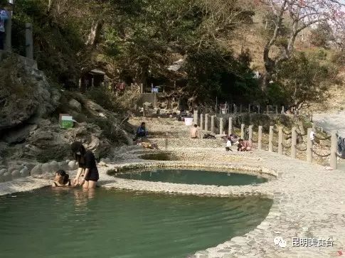 云南最神秘的六个野温泉，峡谷弥漫雾气小鱼咬脚，车底盘常常被刮