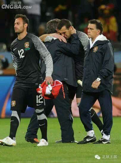 足球场上值得尊重的瞬间,足球场上的感人瞬间放弃射门