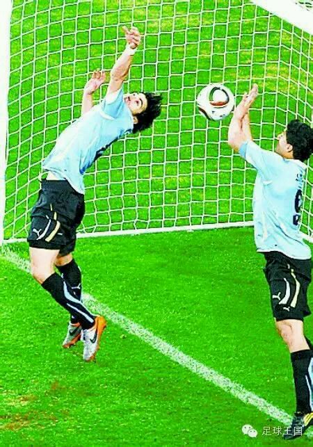 足球场上值得尊重的瞬间,足球场上的感人瞬间放弃射门