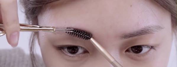 女生修眉教程初学者圆脸,自己在家修眉新手修眉最简单方法