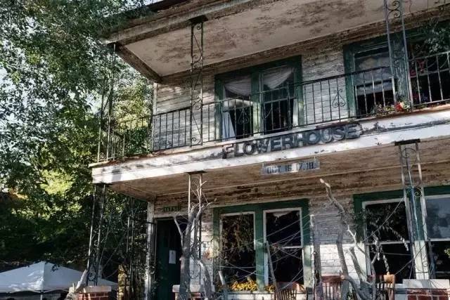 破败的房子重新焕发生机,原本破旧的房子变得焕然一新