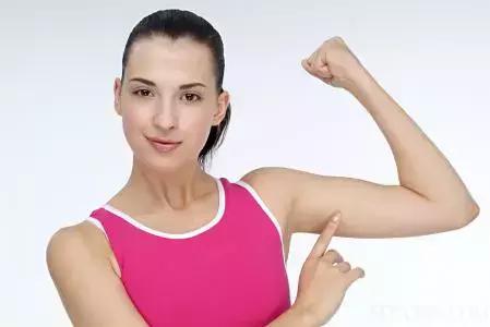 你看上去有点背驼,其实是手臂粗