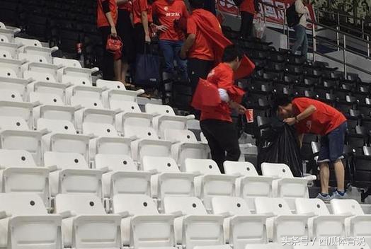 球队大败老大爷遭气昏，他们是真心喜欢足球！