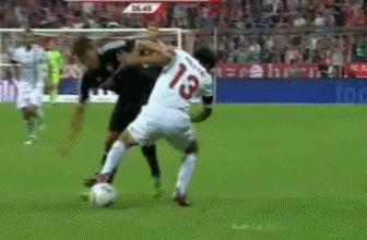 搞笑踢足球笑到吐血,爆笑踢足球