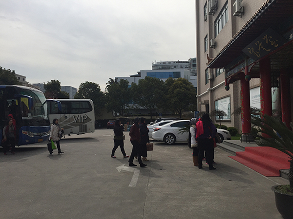 记者暗访上海药店天价药,药店销售假冒伪劣药材