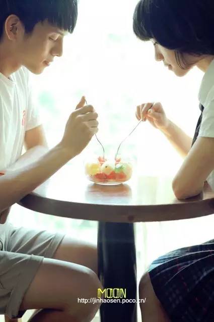 比胡霍纯洁的情侣照，怎样拍？