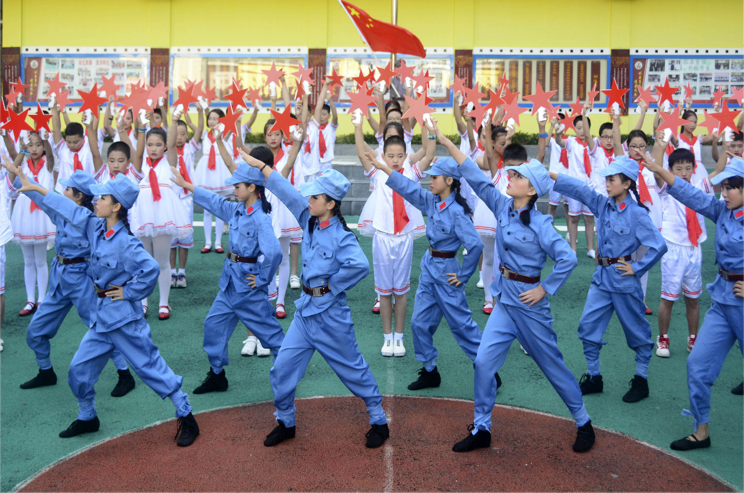 巴州三小学升国旗,三小升国旗仪式