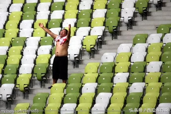 球队大败老大爷遭气昏，他们是真心喜欢足球！