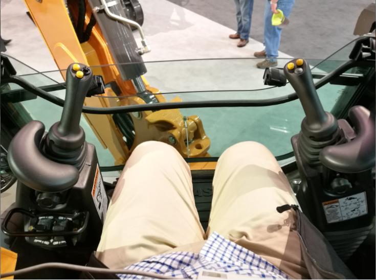 挖掘机铲斗不稳,挖掘机铲斗动作慢的原因