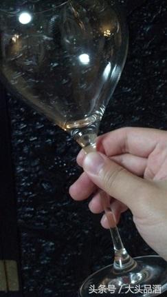 喝红酒怎么才能持杯,喝红酒的正确握杯姿势